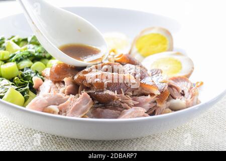 Coupe de porc braisée, un plat confortable pour une tasse Banque D'Images