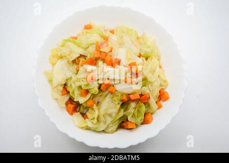 Chou frit avec sauce au poisson. C'est un menu simple, faire la sauce au poisson pour être une bonne odeur sur la surface de la poêle. Lorsque la sauce est chauffée, l'eau wi Banque D'Images