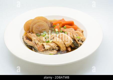 Saumon dans la source de soja avec légumes, soupe de maw de poisson Banque D'Images