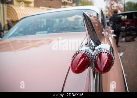 USSELO, PAYS-BAS - 21 OCTOBRE 2018 : vue arrière avec feux arrière vintage d'une cadillac berline de Ville lors d'une exposition oldtimer Banque D'Images