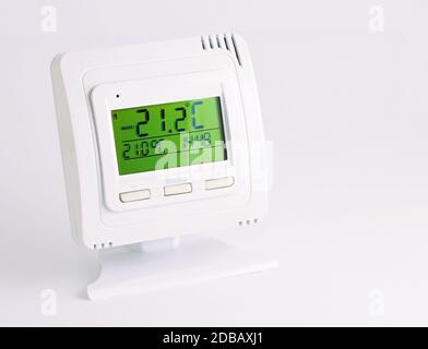 Télécommande de thermostat intérieur sur fond blanc. Banque D'Images