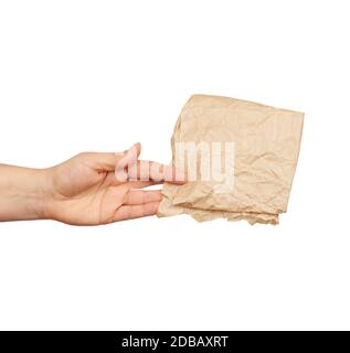 la main contient une feuille de papier parchemin froissée, le sujet est isolé sur un fond blanc Banque D'Images