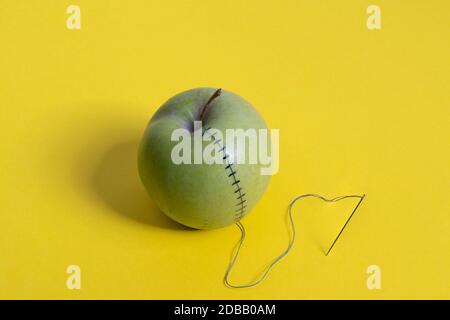 une pomme cousue avec filetage et aiguille Banque D'Images