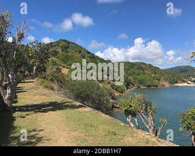 Chemin menant à l'entrée et à la sortie de fort Berkeley par le port anglais Banque D'Images