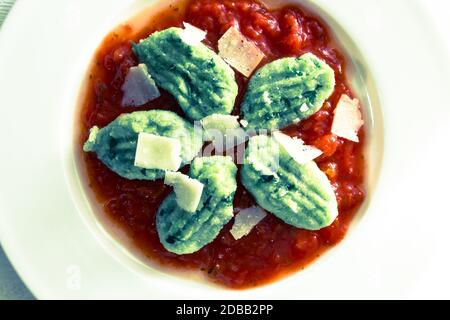 À l'ail des gnocchi à la sauce tomate et de parmesan. Banque D'Images