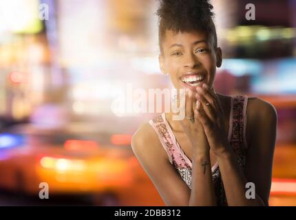 Portrait de la jeune femme en ville la nuit Banque D'Images