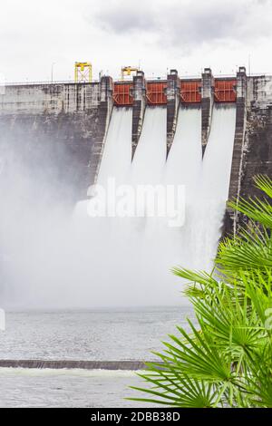Le barrage Khun Dan Prakarn Chon est un barrage avec centrale hydroélectrique et irrigation et protection contre les inondations dans le district de la province de Nakhon Nayok , T. Banque D'Images
