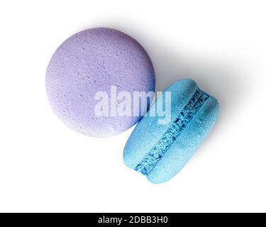 Vue de dessus de deux macarons bleu violet sur fond blanc Banque D'Images