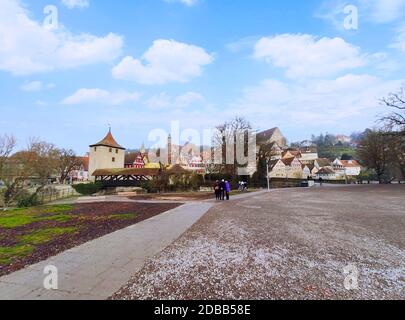 Schwaebisch Hall, Allemagne - 02 janvier 2020 : vieille ville de Schwaebisch Hall, dans le sud de l'Allemagne. Vue de l'île de Kochreinsel près de la rivière Kocher. Banque D'Images