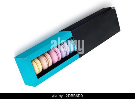 Macarons dans la boîte-cadeau vue sur fond blanc Banque D'Images