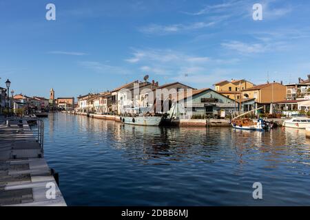 Cesenatico, Emilie Romagne, Italie - 10 sept. 2019: Le canal portuaire conçu par Leonardo da Vinci et la vieille ville de Cesenatico sur la côte Adriatique Banque D'Images