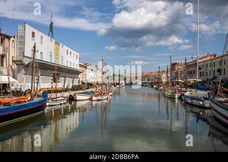 Cesenatico, Emilie Romagne, Italie - 8 sept 2019: Le canal portuaire conçu par Leonardo da Vinci et la vieille ville de Cesenatico sur la côte Adriatique de la mer Banque D'Images