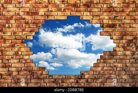 Mur de briques avec gouttière pour voir le ciel bleu avec des nuages Banque D'Images