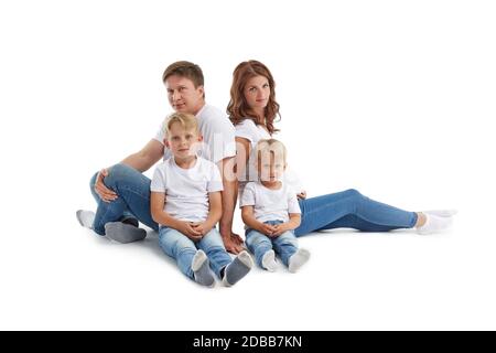 Famille sympathique. La jeune femme enceinte et son mari sont assis avec le dos les uns aux autres avec des enfants, isolés sur un fond blanc. Bon paren Banque D'Images