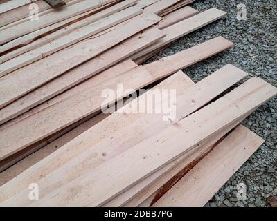 Planches avec une scierie. Matériaux de construction en bois, panneaux pour la construction. Banque D'Images