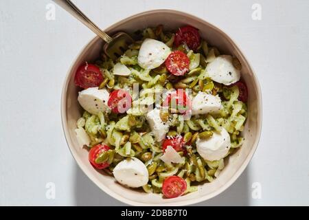 Pâtes avec Bocconcini et tomates cerises dans un bol Banque D'Images
