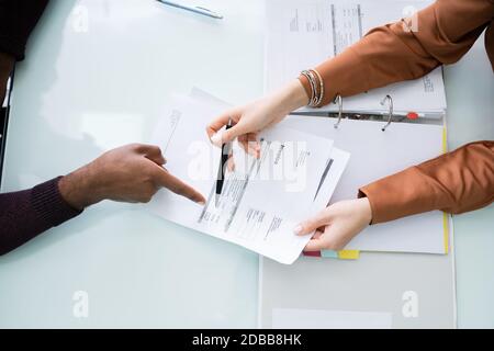 Jeune Conseiller financier facture discuter avec son client sur le lieu de travail Banque D'Images