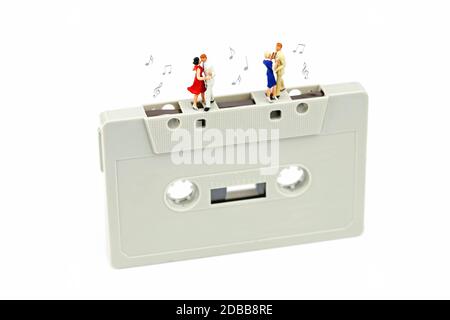 Des couples miniatures dansent sur un Music-cassette Banque D'Images