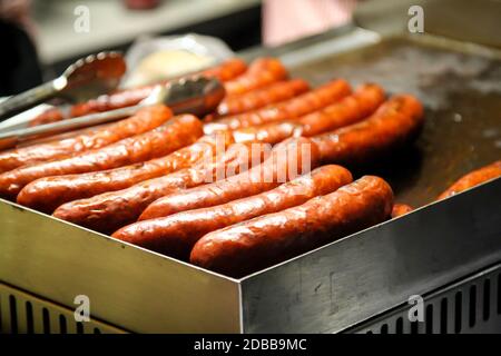 De délicieuses saucisses se trouvent sur le gril. Banque D'Images