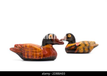 Figurines de canard en bois sur fond blanc Banque D'Images