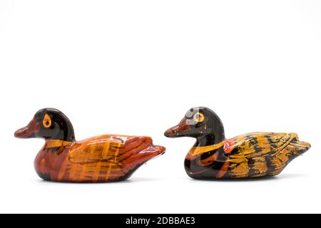 Figurines de canard en bois sur fond blanc Banque D'Images