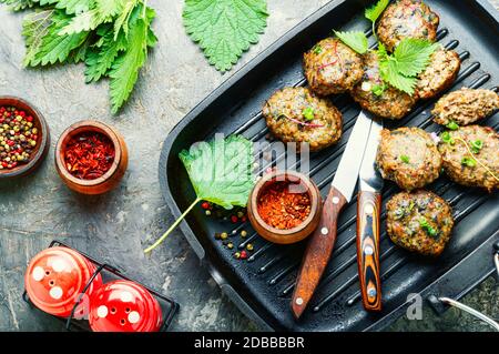 Des boulettes de viande d'ortie maison appétissantes cuites dans une poêle à gril Banque D'Images