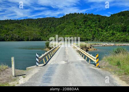 Le Whanganui Inlet est une réserve marine et sauvage. Un pont sur l'eau. Nouvelle-Zélande, Île du Sud. Banque D'Images
