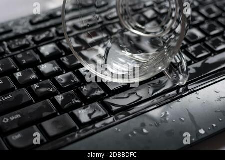 Liquide renversé sur un gros plan du clavier d'ordinateur Banque D'Images