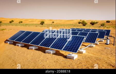 Panneaux solaires à Dubai Desert Conservation Reserve, ÉMIRATS ARABES UNIS Banque D'Images