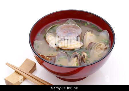 Soupe japonaise miso avec palourdes d'asari dans un bol sur fond blanc Banque D'Images