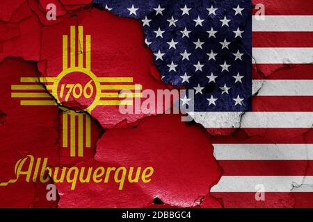 Drapeaux d'Albuquerque et des Etats-Unis peints sur un mur fissuré Banque D'Images