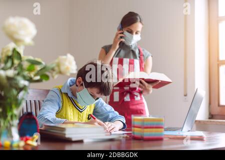 Le verrouillage du coronavirus met l'accent sur toute la famille et détruit leur nerfs Banque D'Images