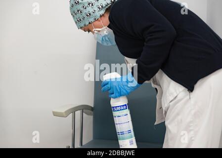 Valence, Espagne. 16 novembre 2020. Une femme portant un masque et des gants désinfecte une chaise après le test PCR Covid-19.le service de test d'antigène est un test qui permet de diagnostiquer le COVID-19 en environ 15 minutes. Avec cette solution, certains hôpitaux offriront au public les principaux tests de détection du SRAS-COV-2 : PCR, test rapide, ELISA et le test d'antigène lui-même, pendant la deuxième vague de la pandémie dans la ville de Valence, en Espagne. Crédit : SOPA Images Limited/Alamy Live News Banque D'Images