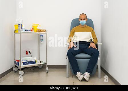 Valence, Espagne. 16 novembre 2020. Un patient portant un masque avant le test PCR Covid-19.le service de test d'antigène est un test qui permet de diagnostiquer le COVID-19 en 15 minutes environ. Avec cette solution, certains hôpitaux offriront au public les principaux tests de détection du SRAS-COV-2 : PCR, test rapide, ELISA et le test d'antigène lui-même, pendant la deuxième vague de la pandémie dans la ville de Valence, en Espagne. Crédit : SOPA Images Limited/Alamy Live News Banque D'Images