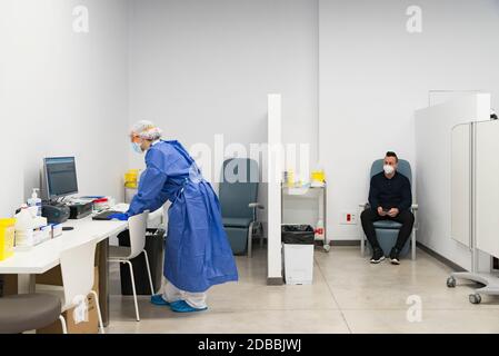 Valence, Espagne. 16 novembre 2020. Un médecin et un patient quelques instants avant le test PCR Covid-19.le service de test d'antigène est un test qui permet de diagnostiquer le COVID-19 en 15 minutes environ. Avec cette solution, certains hôpitaux offriront au public les principaux tests de détection du SRAS-COV-2 : PCR, test rapide, ELISA et le test d'antigène lui-même, pendant la deuxième vague de la pandémie dans la ville de Valence, en Espagne. Crédit : SOPA Images Limited/Alamy Live News Banque D'Images