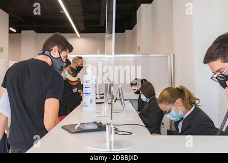 Valence, Espagne. 16 novembre 2020. Les réceptionnistes des hôpitaux s'occupent des patients qui arrivent pour les tests PCR Covid-19.le service de test d'antigène est un test qui permet de diagnostiquer le COVID-19 en 15 minutes environ. Avec cette solution, certains hôpitaux offriront au public les principaux tests de détection du SRAS-COV-2 : PCR, test rapide, ELISA et le test d'antigène lui-même, pendant la deuxième vague de la pandémie dans la ville de Valence, en Espagne. Crédit : SOPA Images Limited/Alamy Live News Banque D'Images
