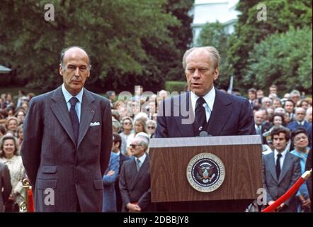 Le président des États-Unis Gerald R. Ford, à droite, accueille le président français Valéry Giscard d'Estaing, à gauche, à la Maison Blanche à Washington, DC pour une visite d'État le 17 mai 1976. Crédit : Arnie Sachs/CNP | utilisation dans le monde entier Banque D'Images