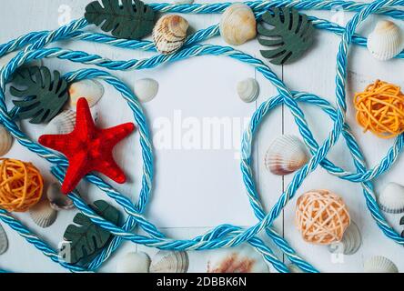 Différentes coquilles de mer et corde d'amarrage sur fond en bois couleur. Heure d'été Banque D'Images