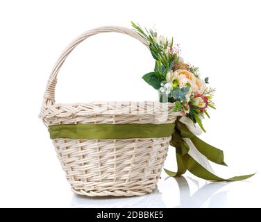 Panier en osier naturel avec fleurs et rubans. Beau noeud sur le côté. Isolé sur un fond blanc Banque D'Images