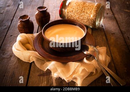 Sarrasin bouilli avec lait dans un bol en bois sur bois rustique tableau Banque D'Images