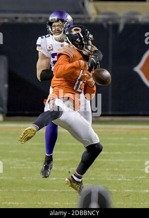 Chicago, États-Unis. 16 novembre 2020. Minnesota Vikings sécurité forte Harrison Smith (22) bloque le passage pour le grand receveur des ours de Chicago Allen Robinson (12) au cours du troisième trimestre à Soldier Field, à Chicago, le lundi 16 novembre 2020. Les Minnesota Vikings ont battu les Chicago Bears 19-13. Photo par Mark Black/UPI crédit: UPI/Alay Live News Banque D'Images