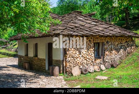 Ancienne maison traditionnelle dans le complexe ethnographique architectural Etar en Bulgarie, lors d'une journée d'été ensoleillée Banque D'Images