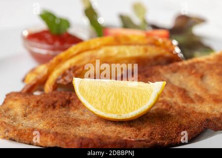 Wiener Schnitzel sur une plaque Banque D'Images