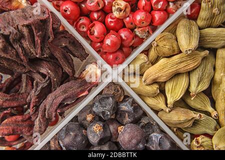 Sélection de plantes à aromatiser et préparer des toniques de Gin. Contient Cardamom, Juniper, Pepper rose et Hibiscus Flower. Banque D'Images