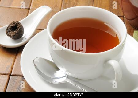 Une tasse de thé de puerh, un thé de luxe moulé en forme de nid Banque D'Images