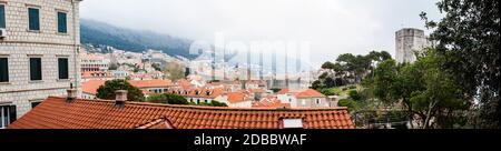 La ville de Dubrovnik et le Fort Lovrijenac médiéval situé sur le mur ouest Banque D'Images