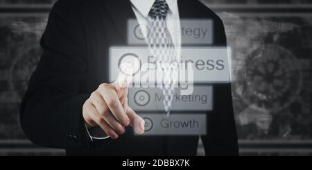Businessman appuyant sur le bouton, d'icônes sur un écran virtuel. Affaires, Marketing, Stratégie Concept Banque D'Images