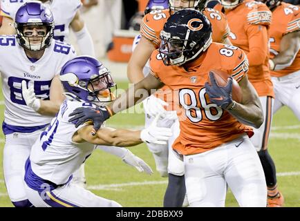 Chicago, États-Unis. 17 novembre 2020. Chicago Bears Tight End Demetrius Harris (86) tente de repousser le grand récepteur des Vikings du Minnesota Bisi Johnson (81) pendant la 2e moitié au Soldier Field à Chicago, le lundi 16 novembre 2020. Les Minnesota Vikings ont battu les Chicago Bears 19-13. Photo par Mark Black/UPI crédit: UPI/Alay Live News Banque D'Images