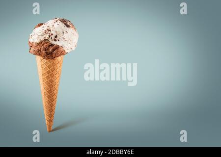 Cône de glace au chocolat et à la vanille sur fond coloré Banque D'Images