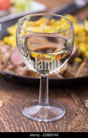 Vin blanc et filet de porc souabe avec spaetzle sur bois Banque D'Images